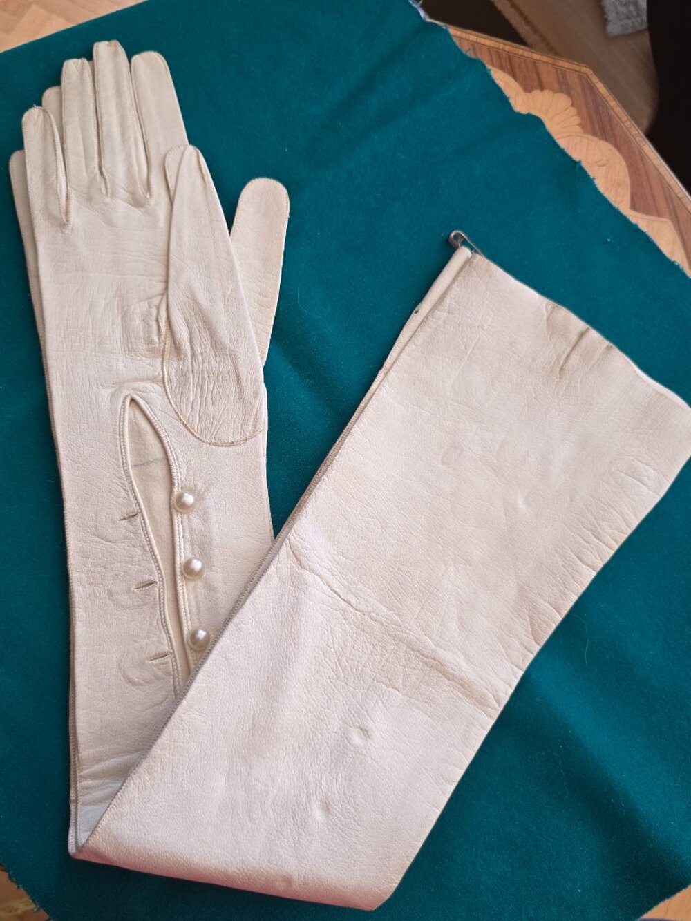 Vintage French White/Ivory Leather Opera Gloves w/Pearl Wrist Buttons, Size 6.25